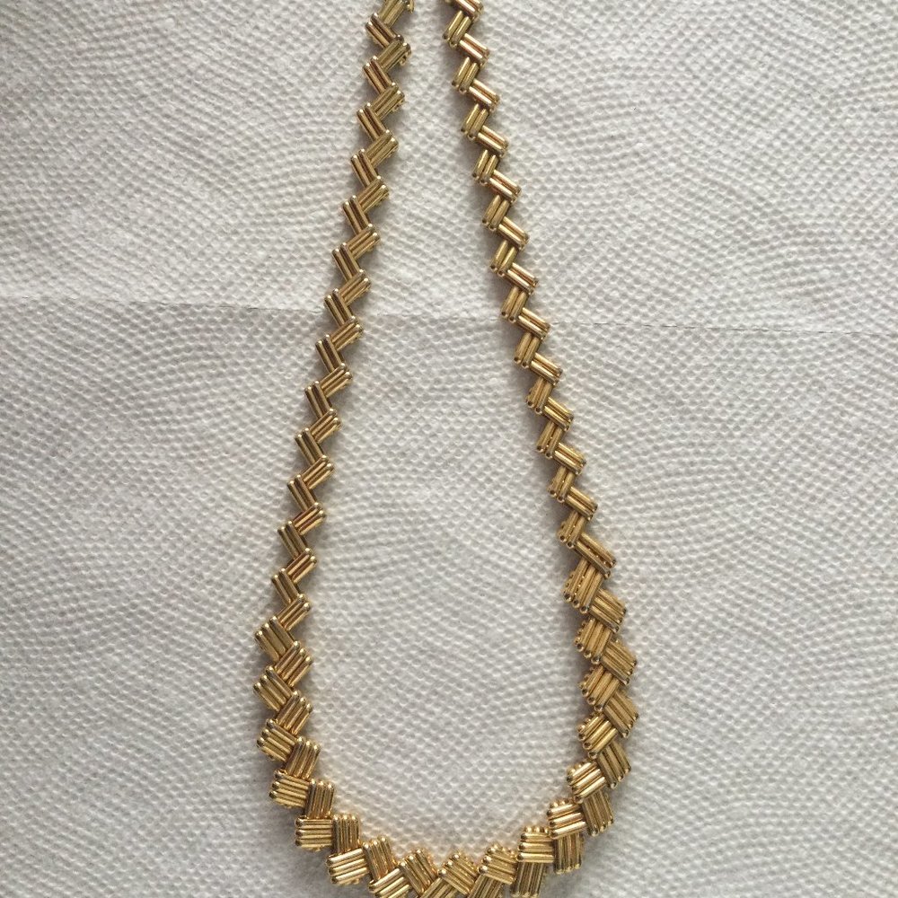 Beautiful women's Vintage gold tone metal chain necklace 19"
